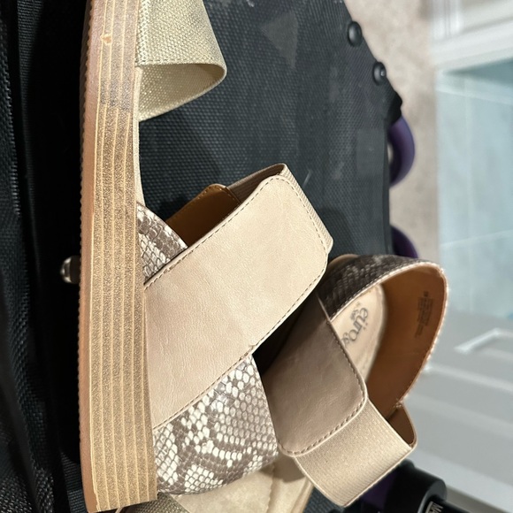 Tan sandals with snake print heels - Picture 3 of 7